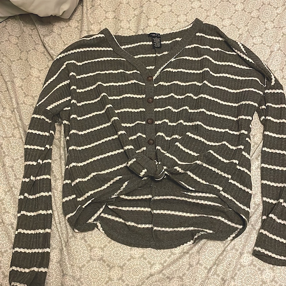 Rue 21 gray button up shirt, size XS but fits like a SMALL.
